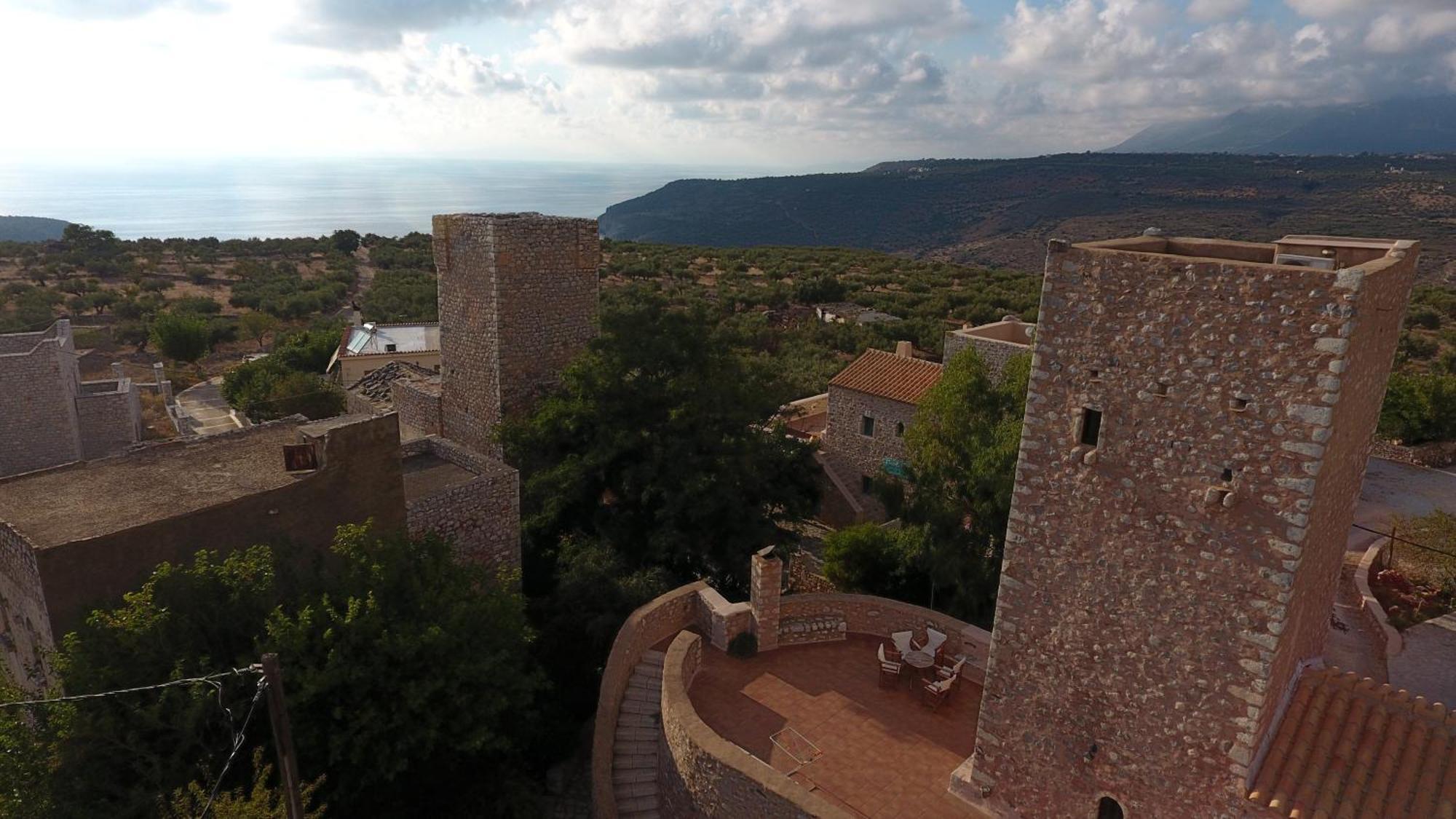 Arapakis Historic Castle Aparthotel Pírgos Dhiroú Exterior foto